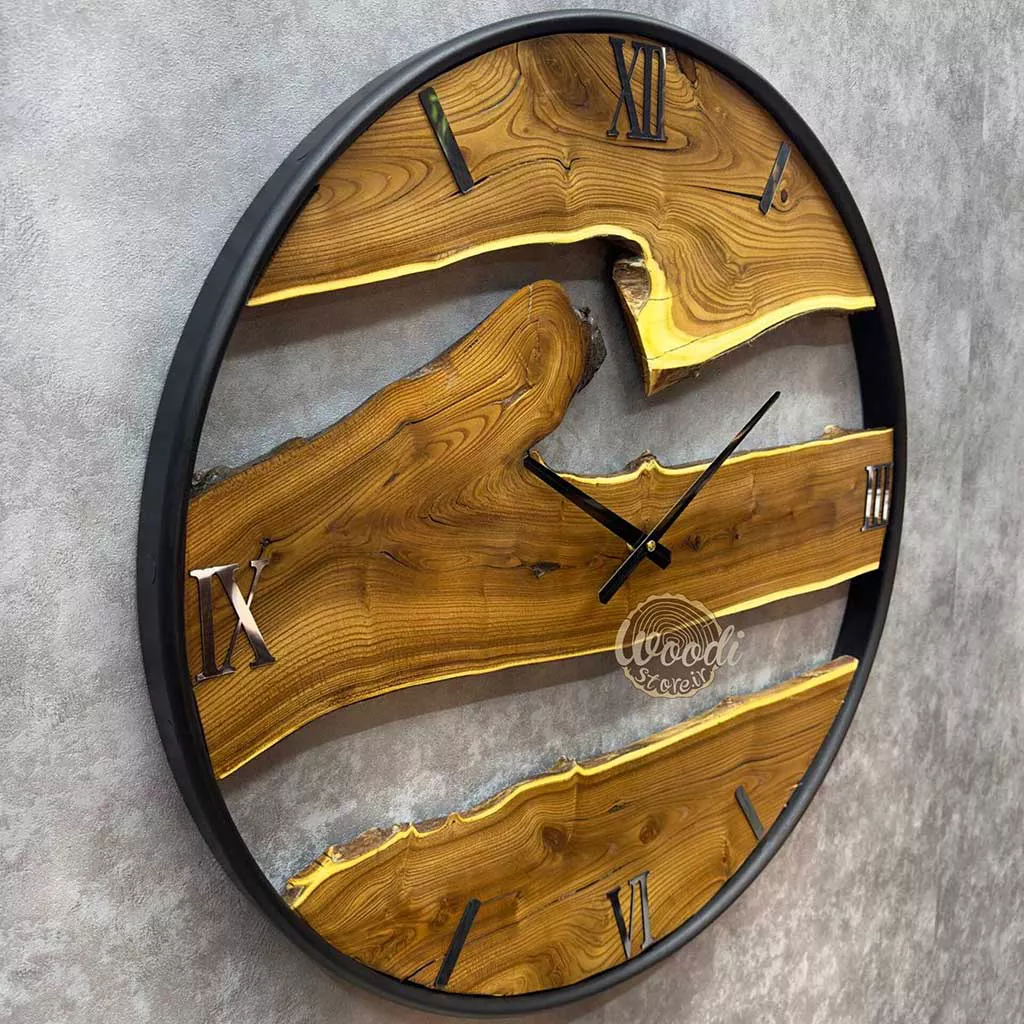 ساعت دیواری روستیک قطر 70 چوب سنجد با فریم مشکی کد C7105