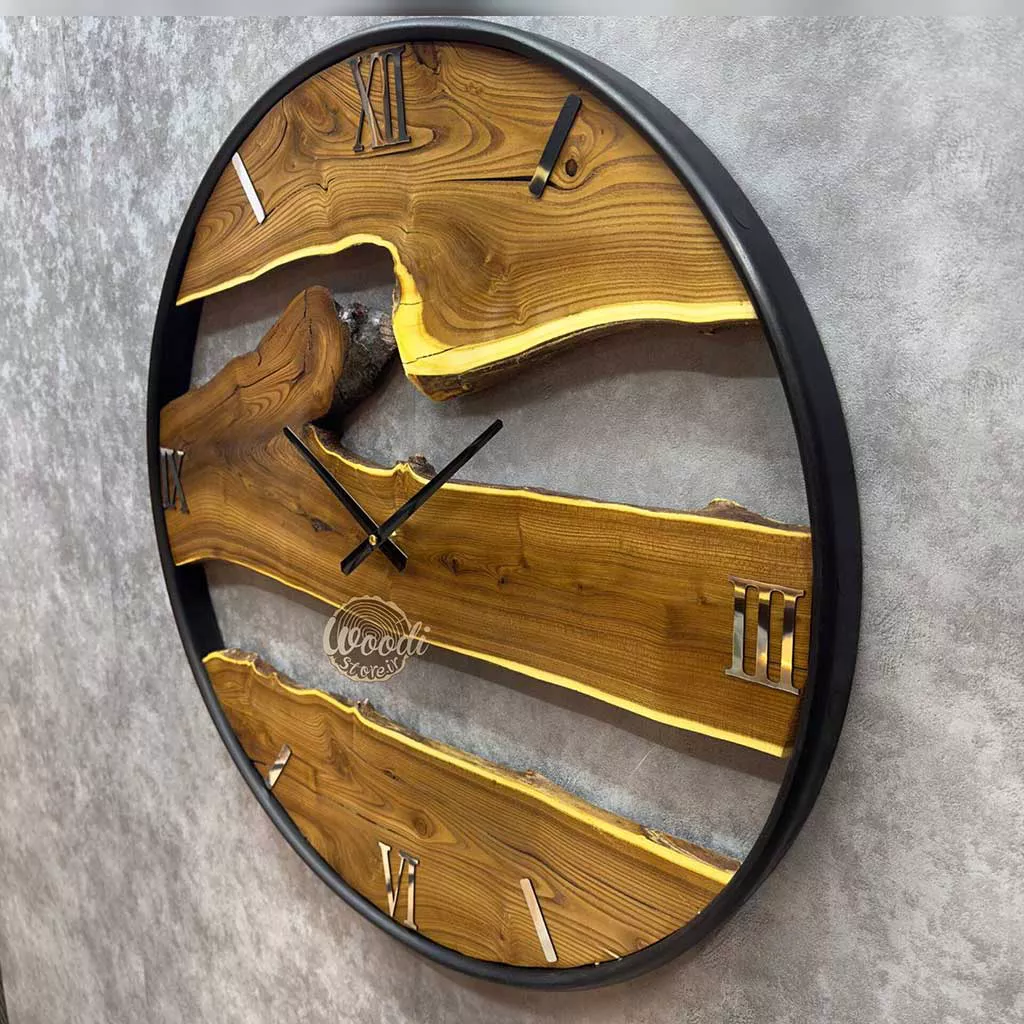 ساعت دیواری روستیک قطر 70 چوب سنجد با فریم مشکی کد C7105